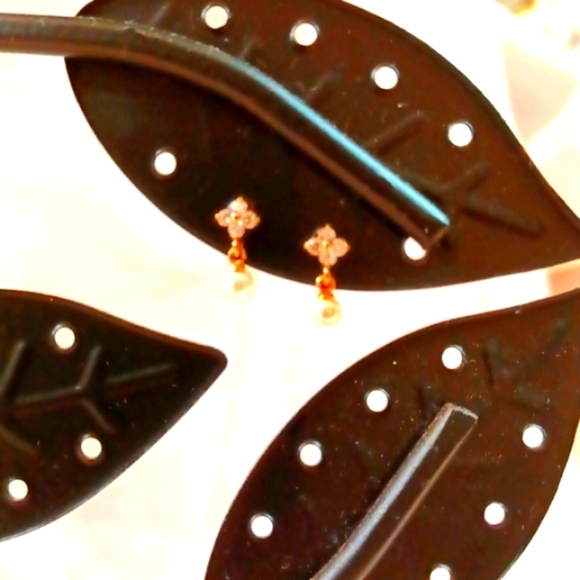 14‎ Kt  Gold Earrings  Woman's /W  Cubic Flowers - Picture 4 of 5